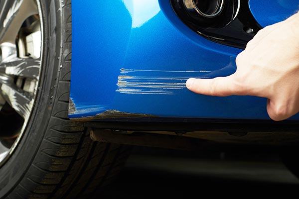 Comment camoufler les petites rayures sur votre voiture